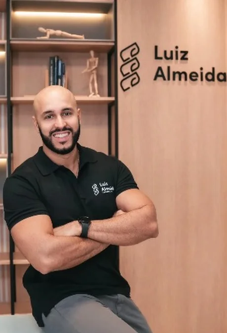 Dr. Luiz Almeida no consultório