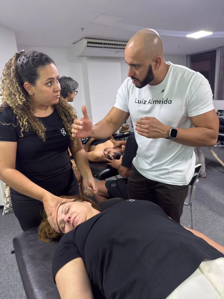 Dr. Luiz Almeida guiando as mãos de um aluno durante a prática
